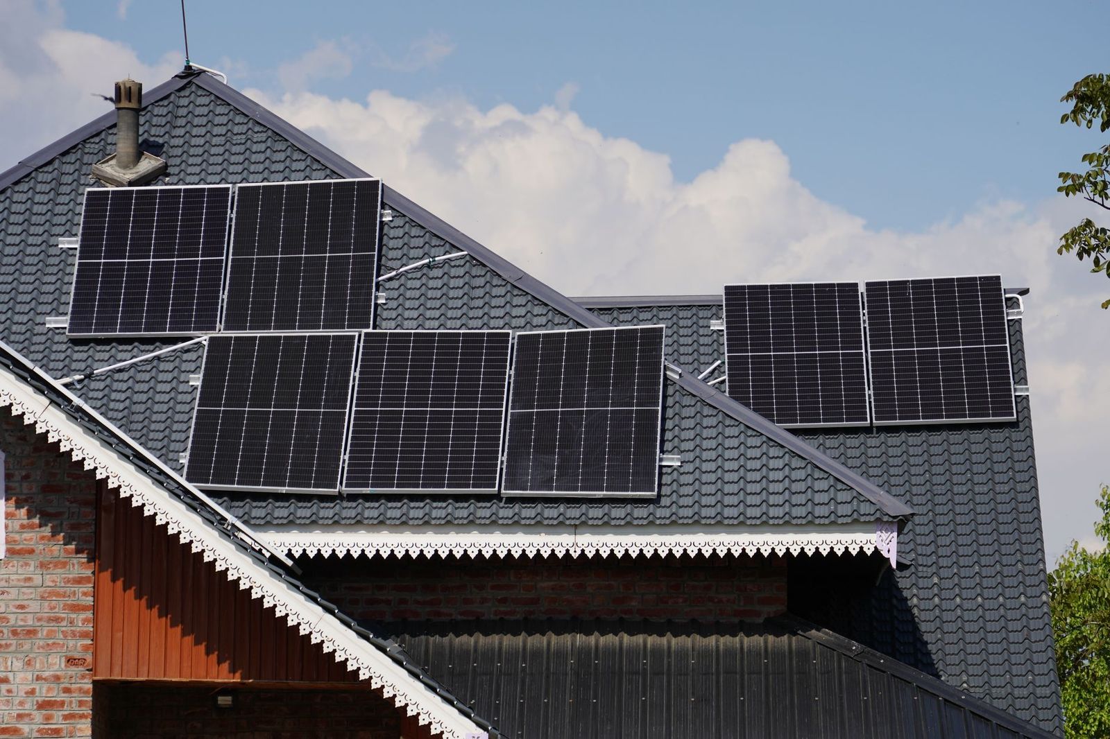 Ilustrație pentru articolul: Casă nouă pregătită pentru pompă de căldură și panouri fotovoltaice